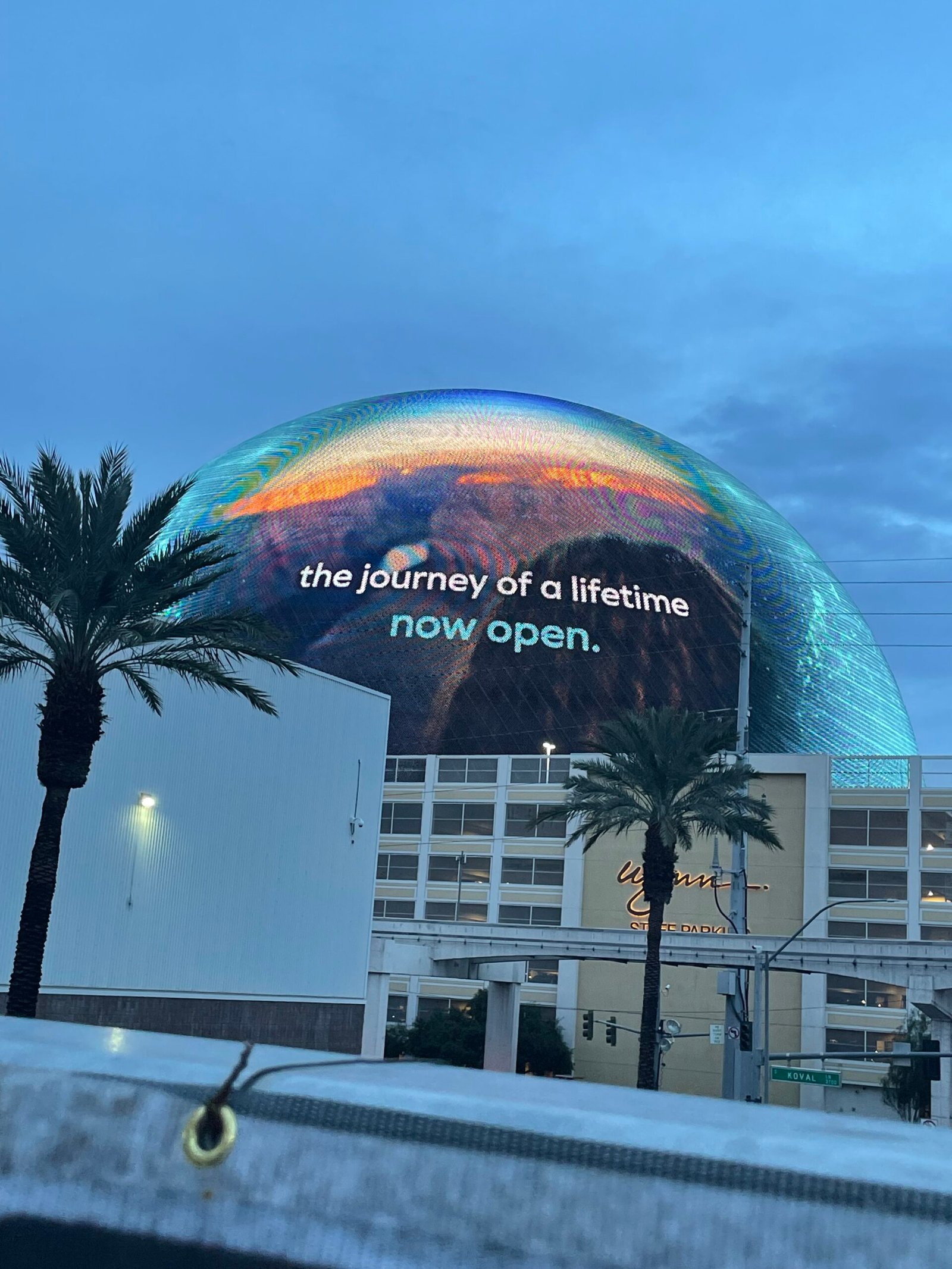 Esfera de iluminação externa projeta arco-íris sobre prédio em Las Vegas.