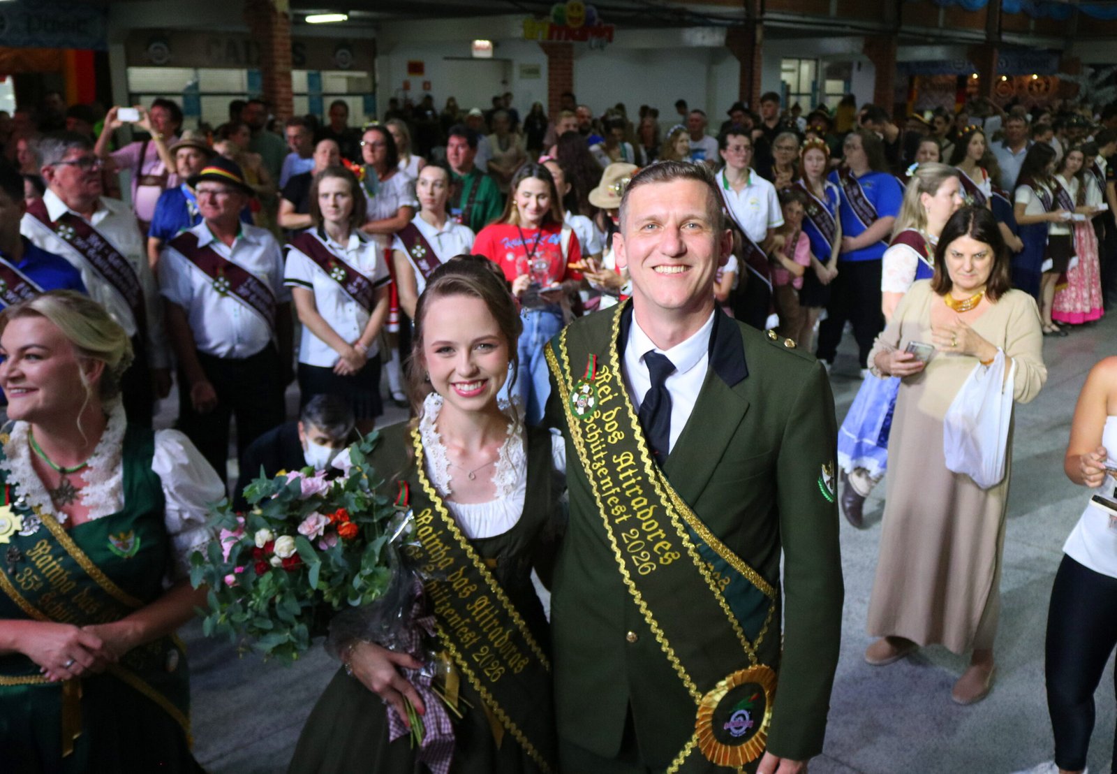 Realeza e representantes da Schützenfest são recebidos e aplaudidos pelo público.