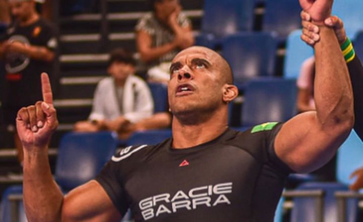 Léo Rocha comemora vitória em competição de jiu-jítsu.