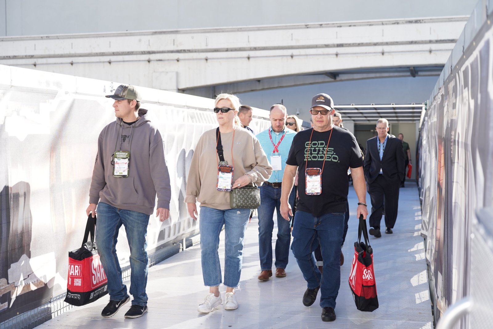 Participantes atravessam passarela de acesso aos pavilhões da Shot Show.