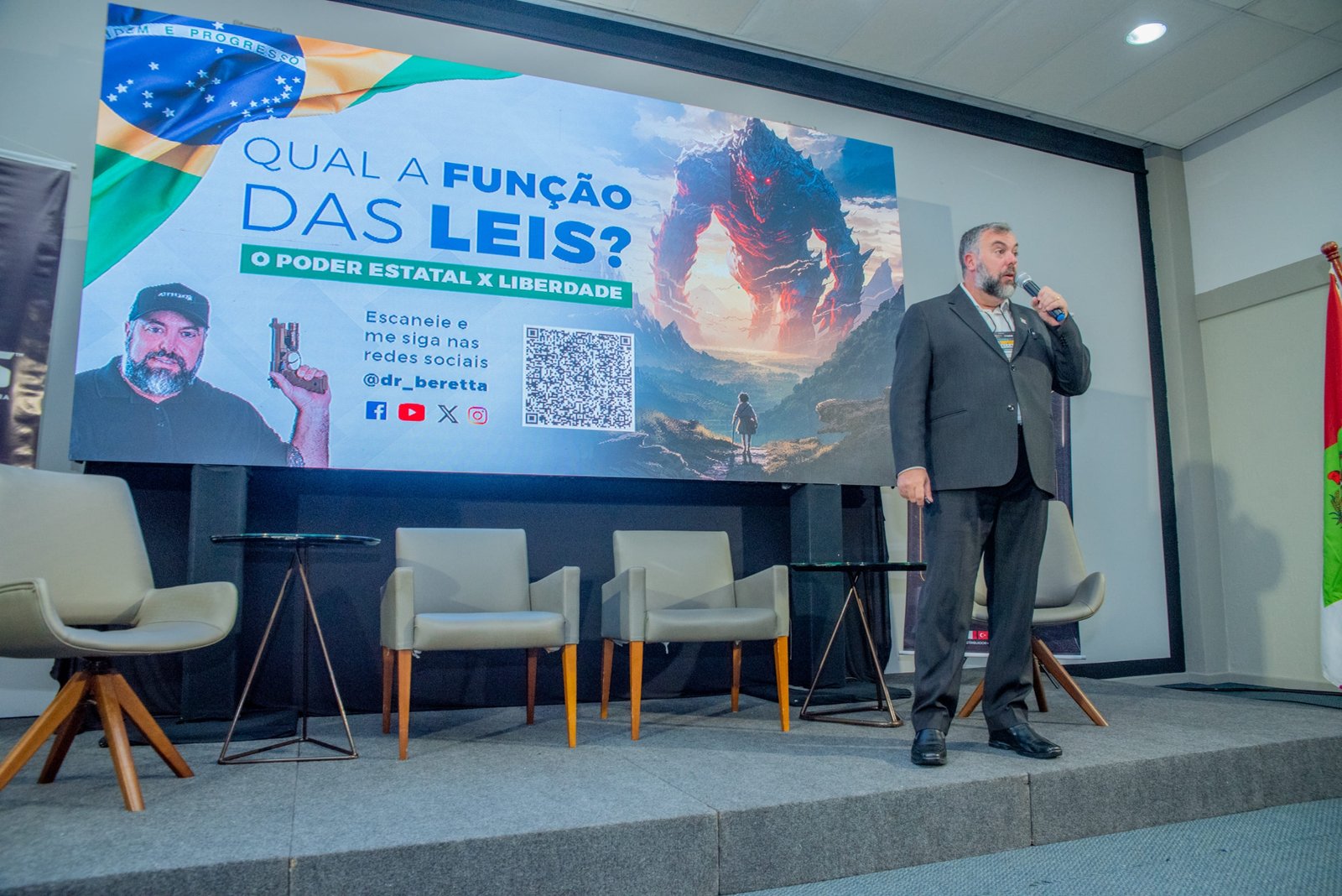 Palestrante explica a função das leis durante o Simpósio FECCASC.