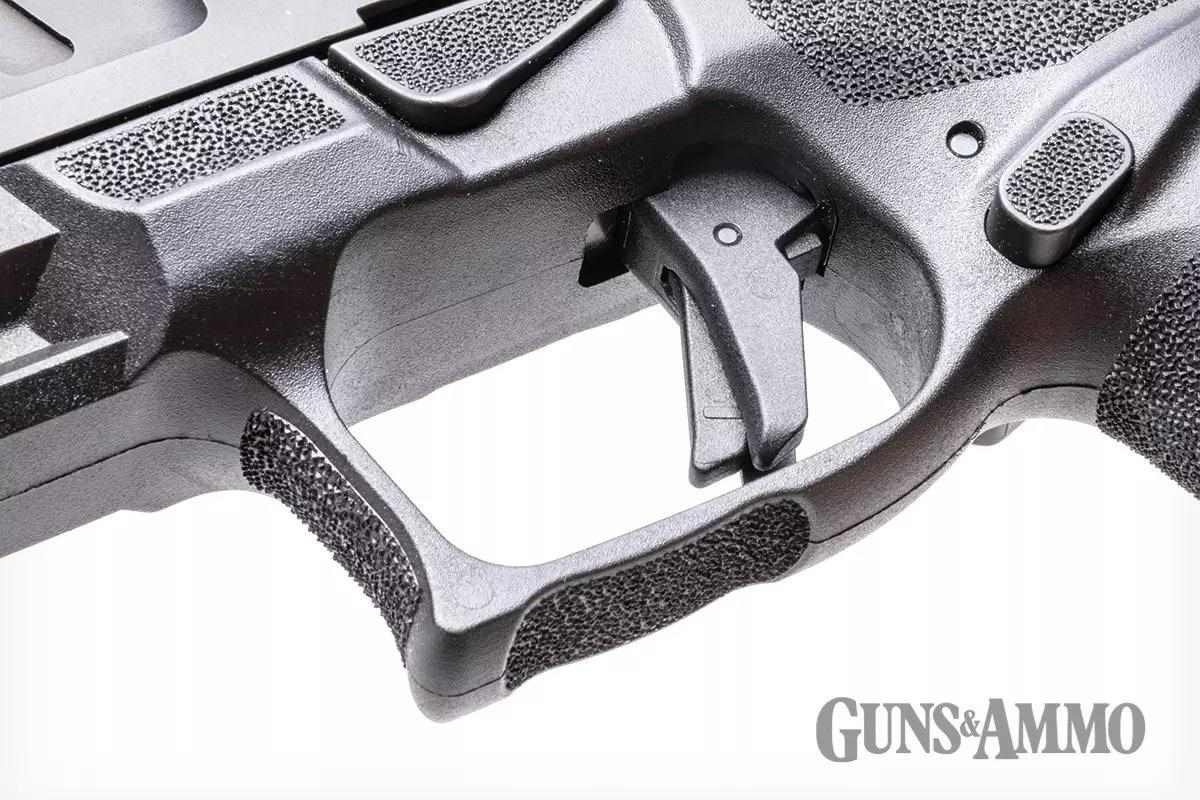 Detalhe do gatilho e dos comandos da pistola Springfield Armory Echelon.