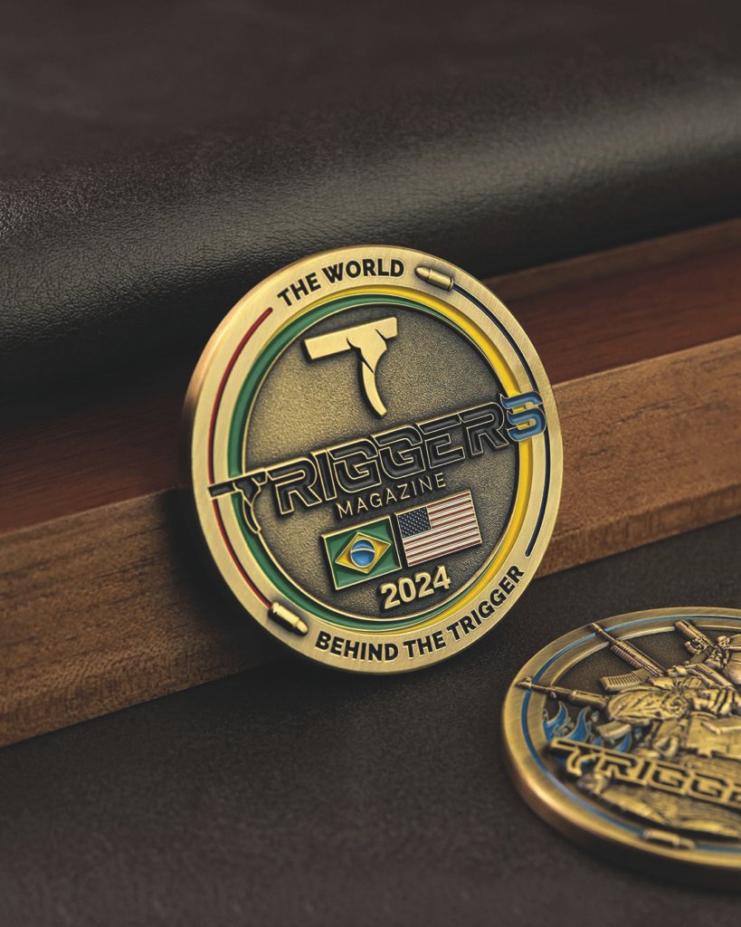 Medalhas comemorativas da Triggers Magazine apoiadas sobre madeira.