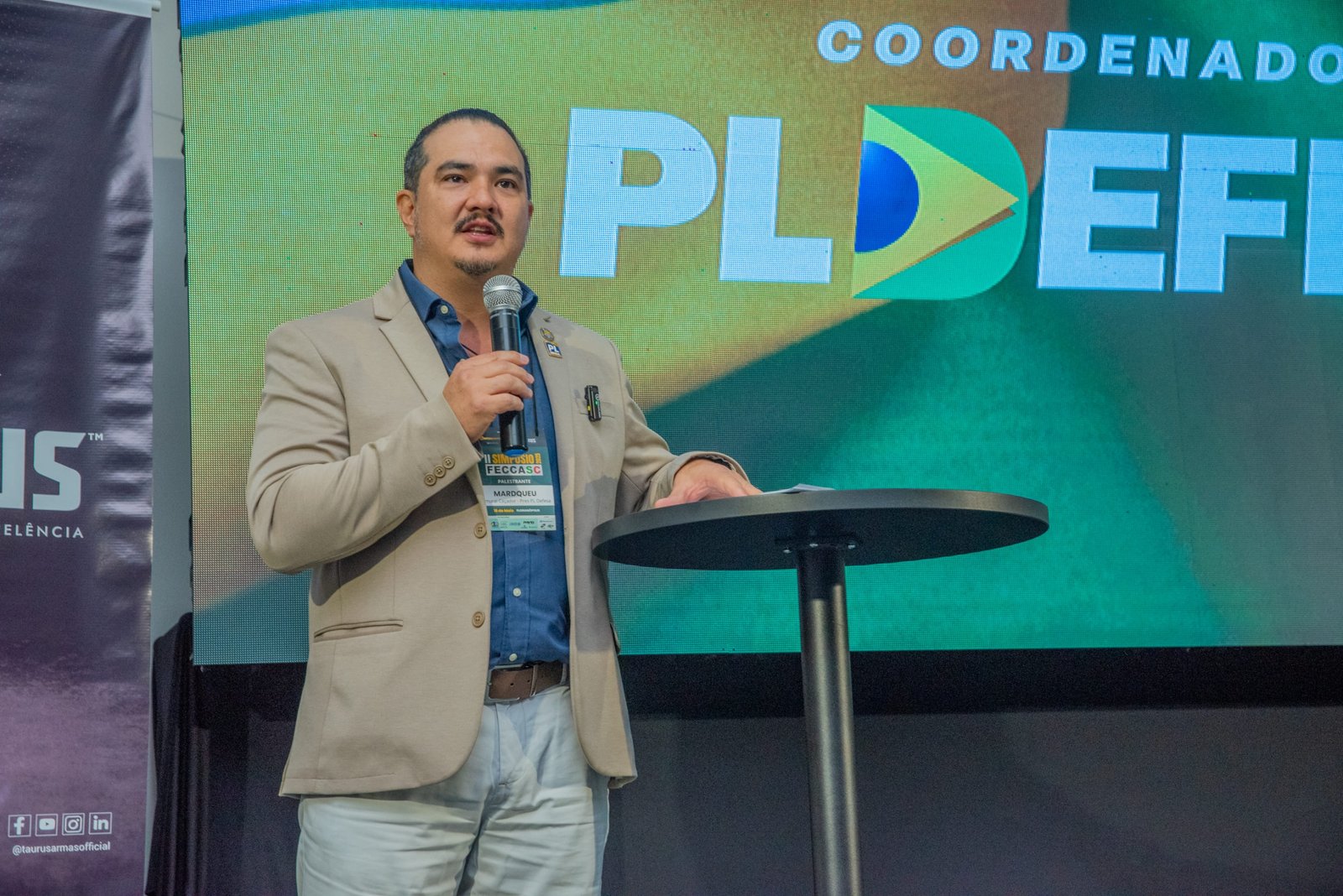 Palestrante fala ao microfone no Simpósio FECCASC 2025.