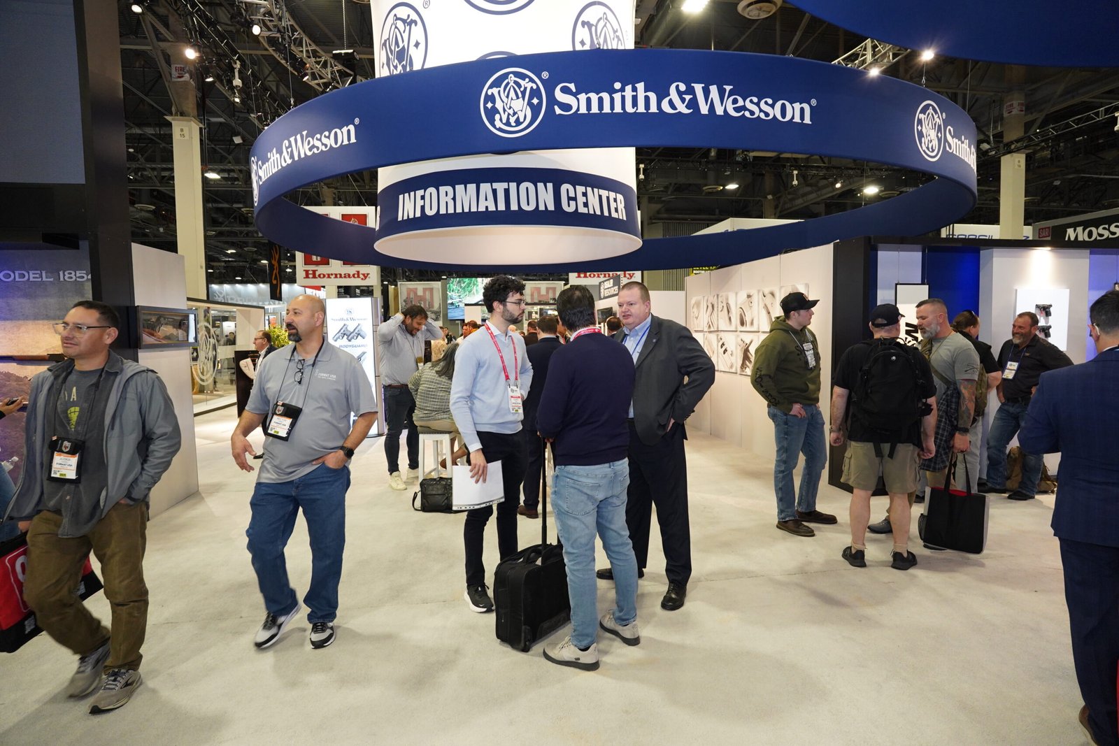 Público circula no grande estande da Smith & Wesson durante a Shot Show.