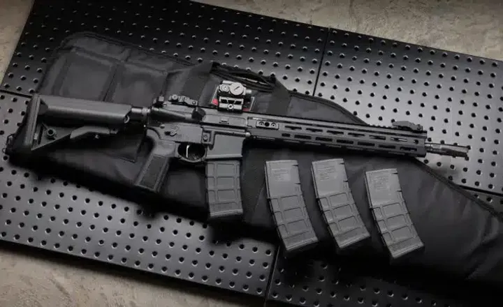 A imagem mostra o kit completo Springfield Armory SAINT Victor 14″ Pinned & Welded Gear Pac. Ele inclui os quatro carregadores Magpul de 30 tiros mostrados na foto e a mira óptica Viridian.