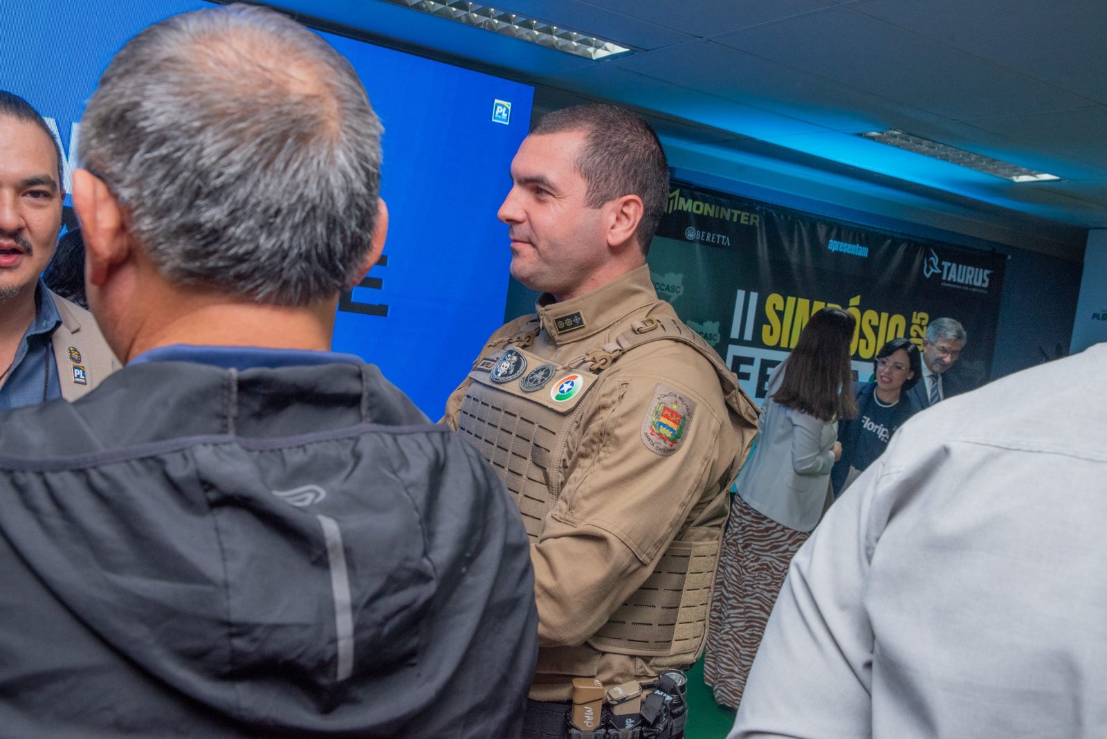 Militar conversa com participantes durante o Simpósio FECCASC.
