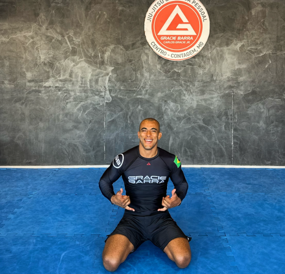 Léo Rocha posa de kimono na academia Gracie Barra.