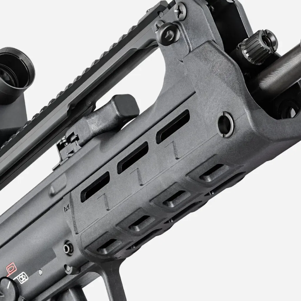 Detalhe do guarda-mão de um fuzil Springfield Armory Hellion.