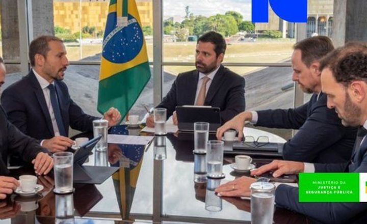 Representantes do Ministério da Justiça e da Polícia Federal em reunião institucional.