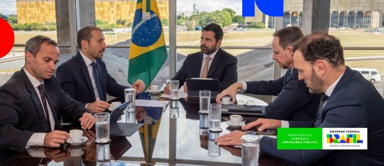 Representantes do Ministério da Justiça e da Polícia Federal em reunião institucional.