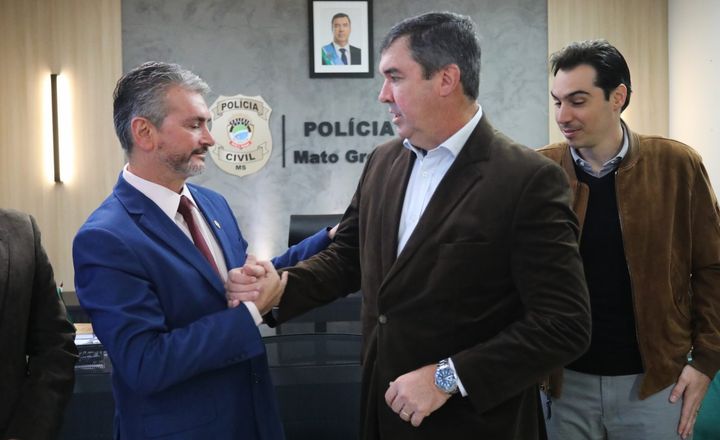 Autoridades conversam em sede da Polícia Civil de Mato Grosso do Sul.