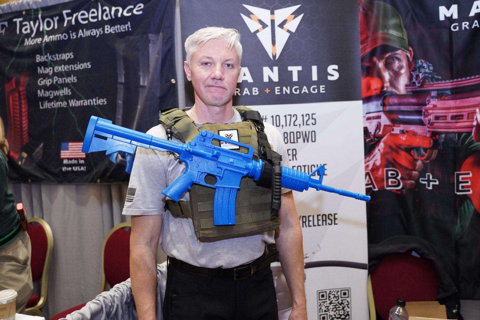 Expositora segura réplica azul de fuzil em estande da Shot Show.