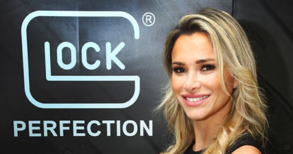 Fabiana Trentin posa diante do logotipo da Glock.