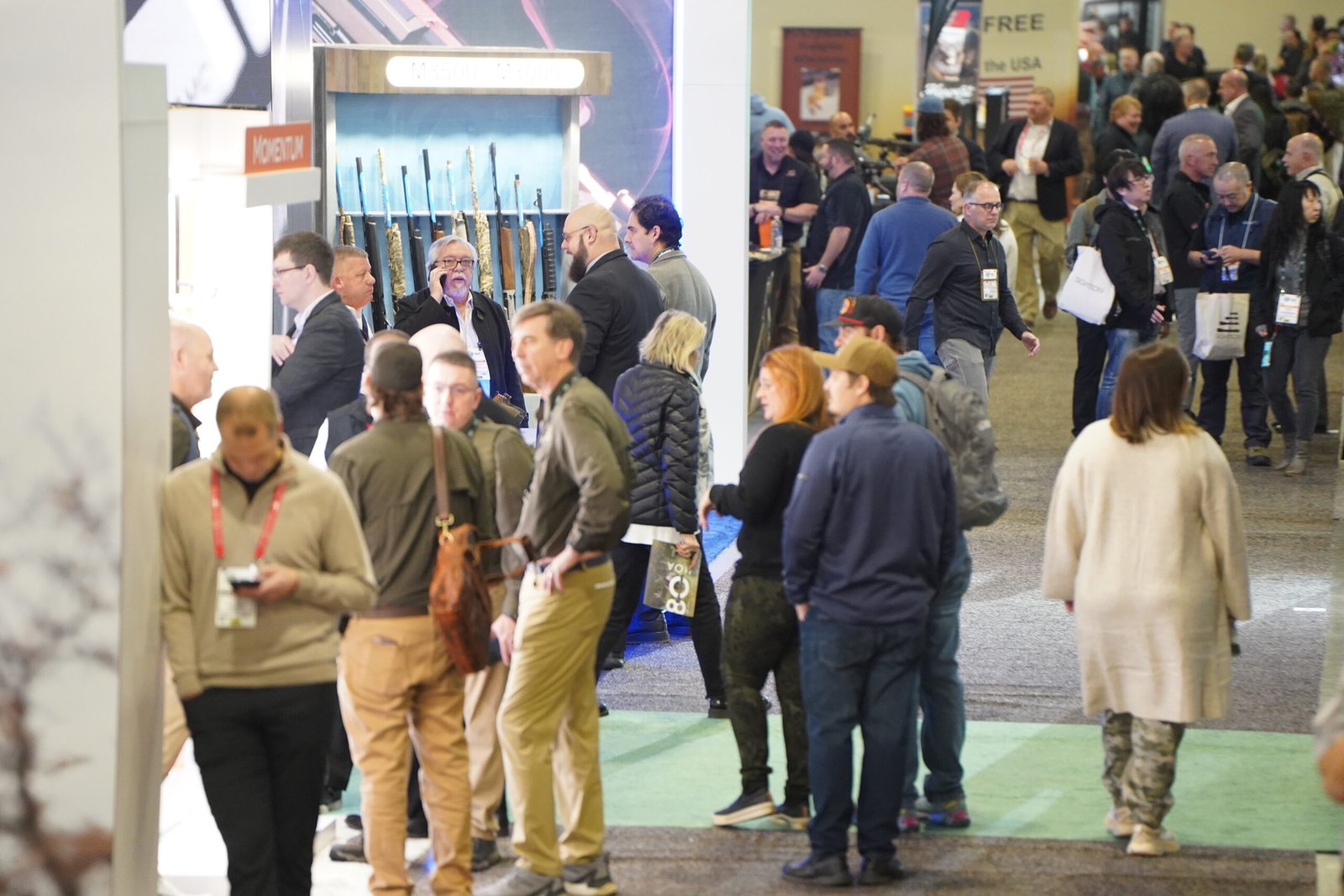 Visitantes circulam pelos corredores e estandes da Shot Show.