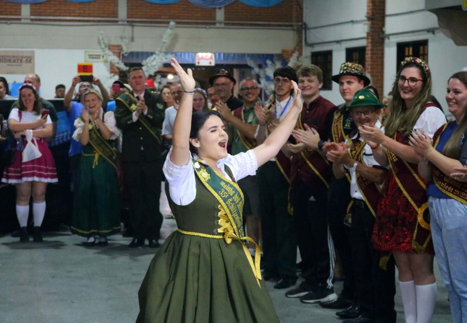 Realeza e representantes da Schützenfest são recebidos e aplaudidos pelo público.