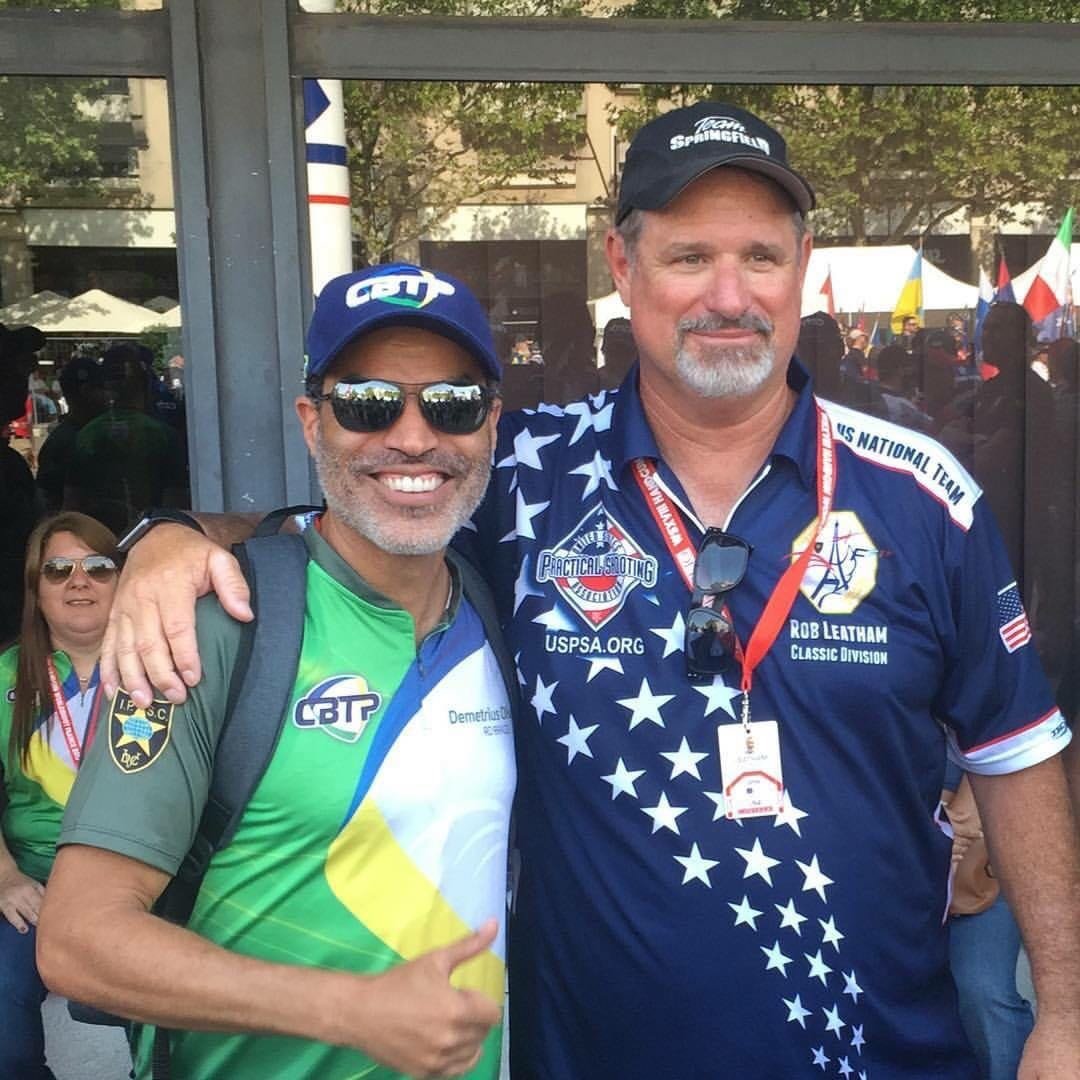 Demetrius Oliveira posa com atleta americano em campeonato internacional.