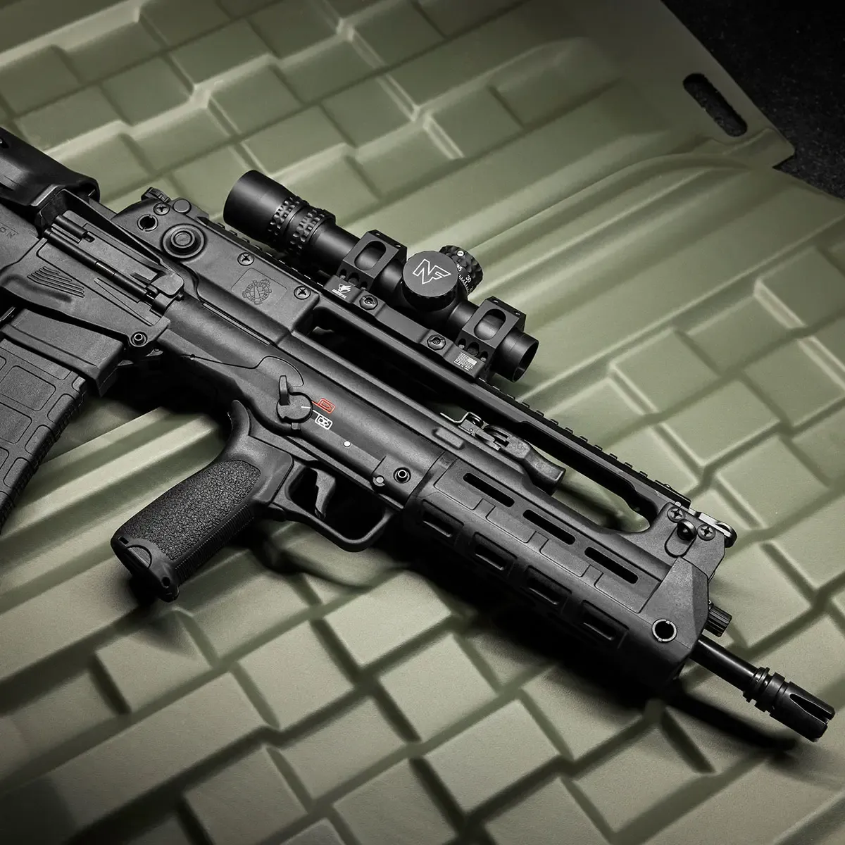Fuzil Springfield Armory Hellion equipado com mira sobre superfície tática.