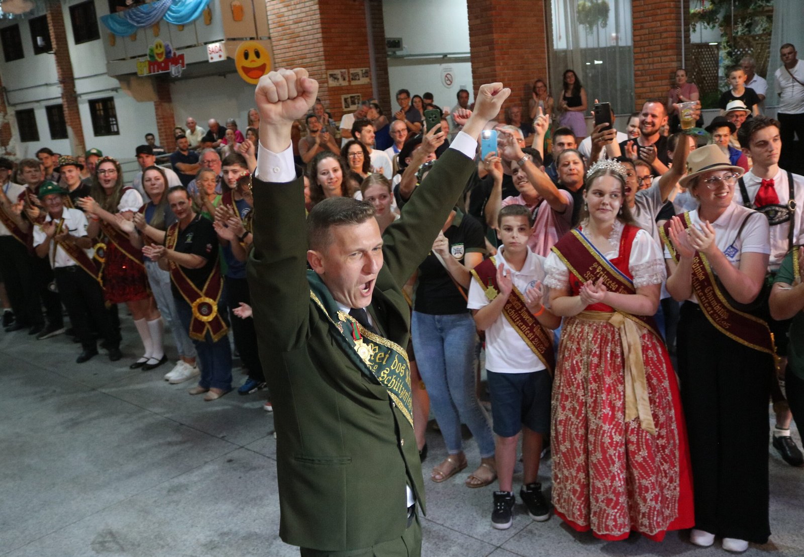Realeza e representantes da Schützenfest são recebidos e aplaudidos pelo público.