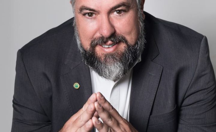 Retrato de advogado de terno em fundo cinza.