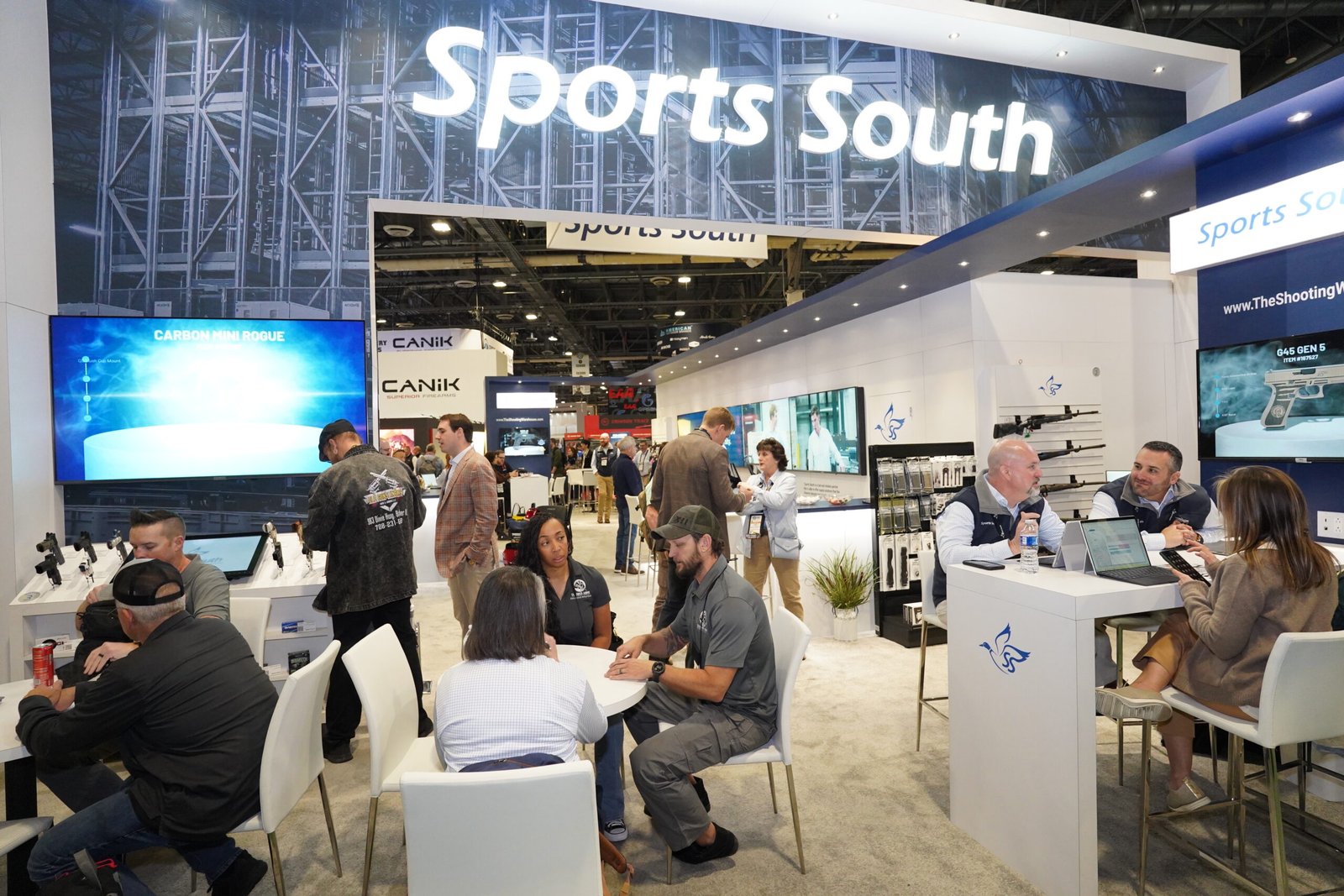 Reuniões acontecem no estande da Sports South durante a Shot Show.