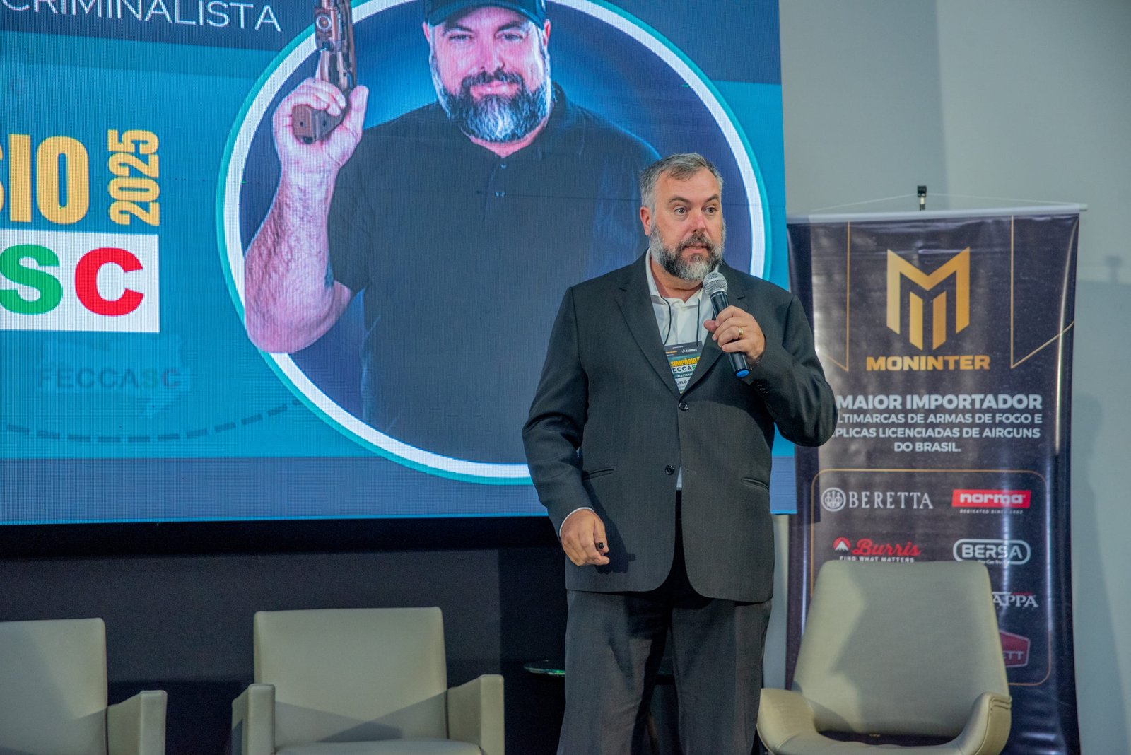 Palestrante fala diante do painel do Simpósio FECCASC 2025.