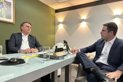 Jair Bolsonaro conversa com o deputado Caporezzo em escritório.
