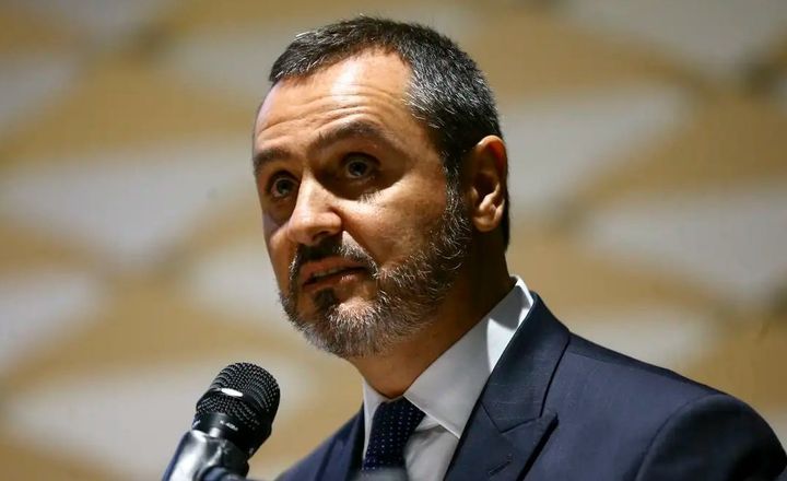 Diretor da Polícia Federal fala ao microfone em evento.