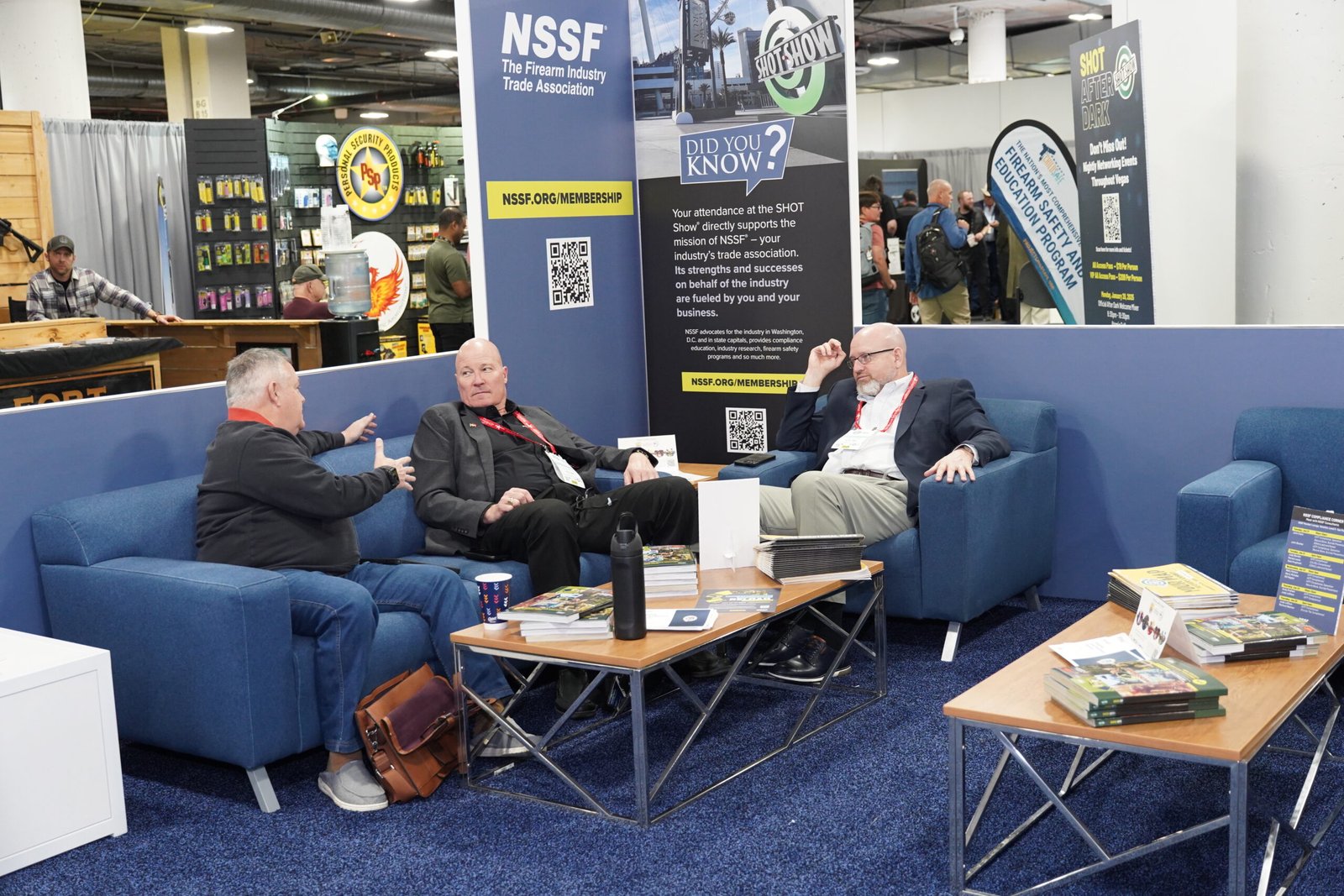 Convidados conversam na área de associação da NSSF durante a Shot Show.