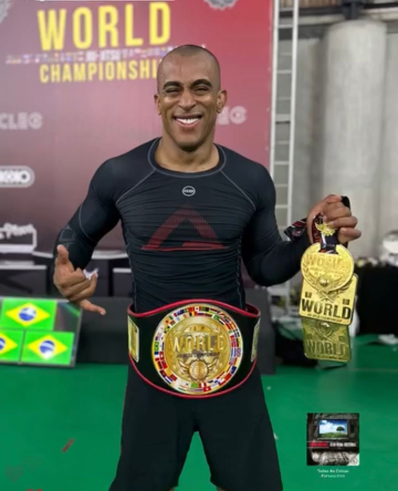 Léo Rocha exibe medalhas e cinturão conquistados em campeonato mundial de jiu-jítsu.