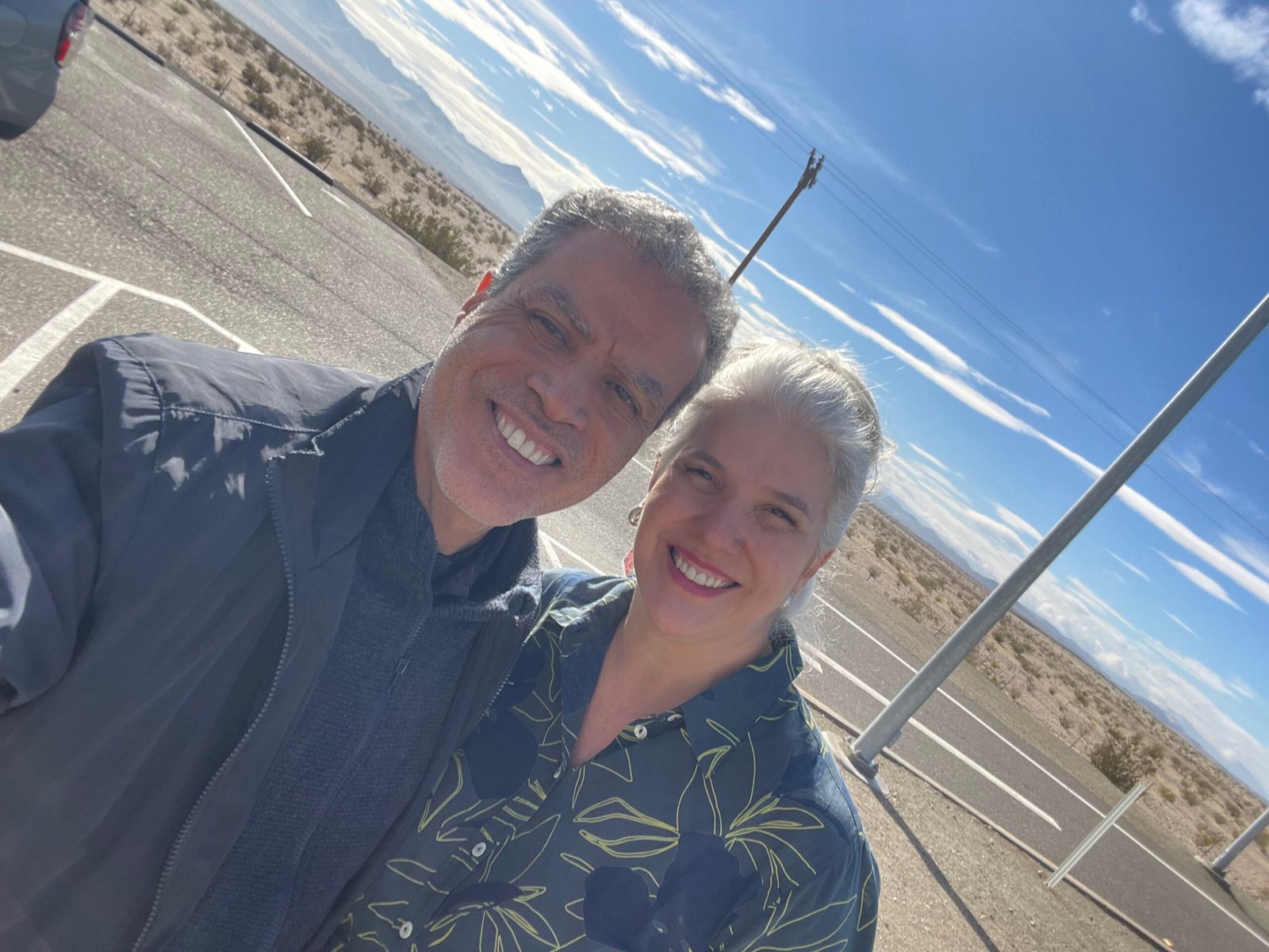 Demetrius Oliveira e uma mulher tiram selfie em área externa de Las Vegas.
