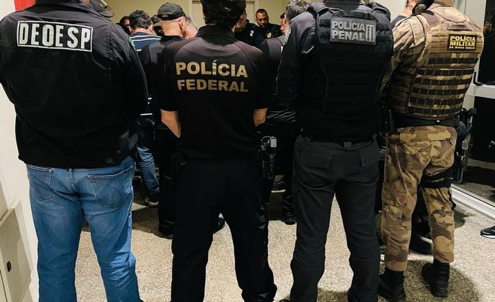 Agentes da Polícia Federal e de outras forças reunidos em uma operação.