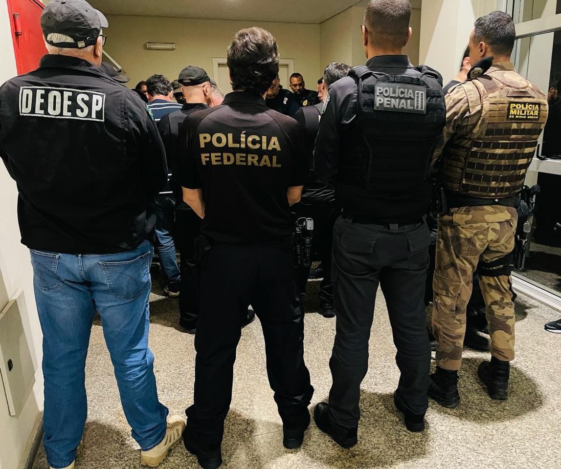 Agentes da Polícia Federal e de outras forças reunidos em uma operação.