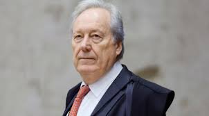 Retrato de ministro do Supremo Tribunal Federal em ambiente institucional.