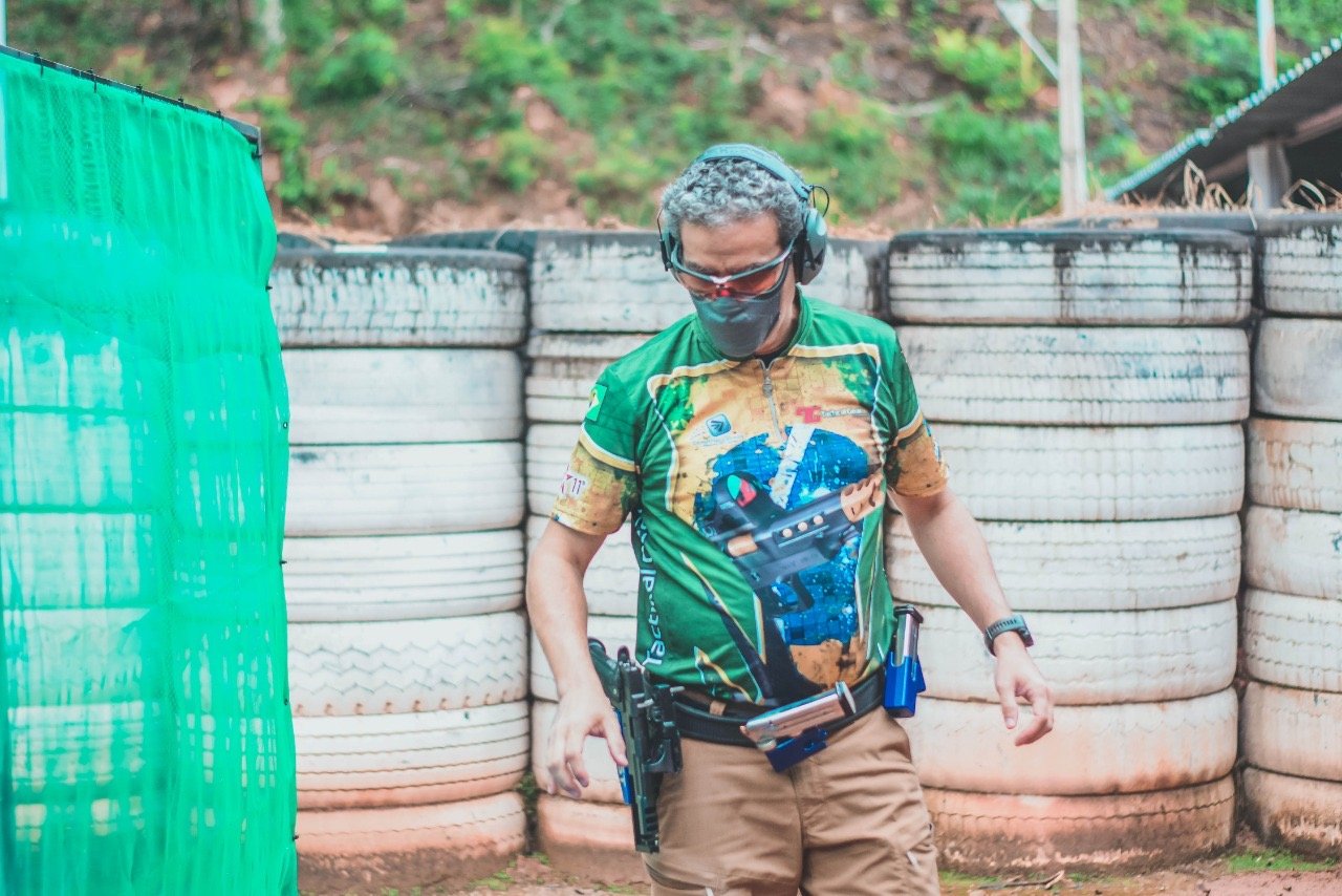 Demetrius Oliveira aguarda o início de uma prova em pista de tiro.
