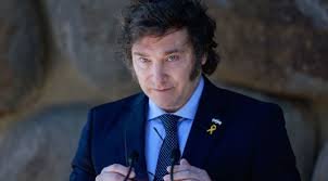 Javier Milei fala durante uma reunião.