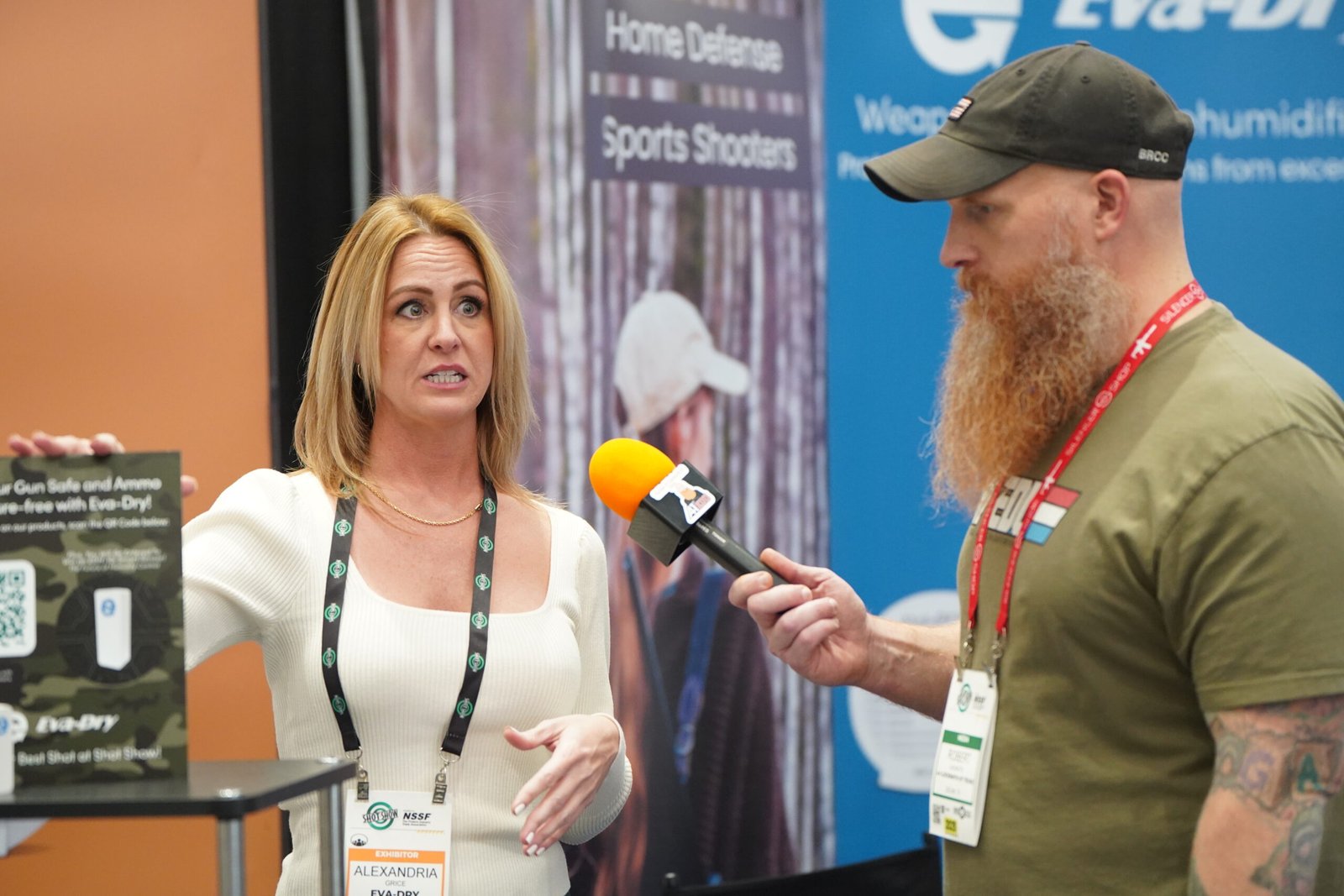 Entrevista com representante de empresa durante a Shot Show.