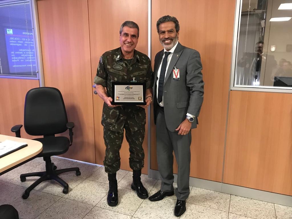 Demetrius Oliveira entrega placa de homenagem a militar do Exército.