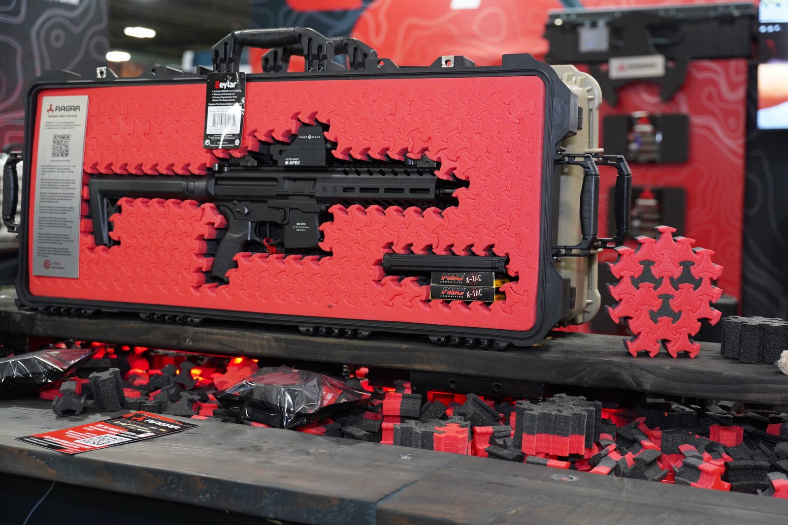 Estojo rígido com armas e acessórios exposto em estande da Shot Show.