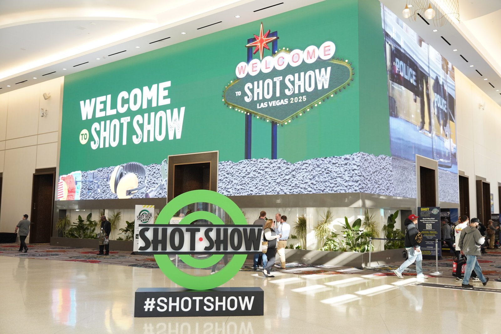 Letreiro de boas-vindas e logotipo da Shot Show no centro de convenções.