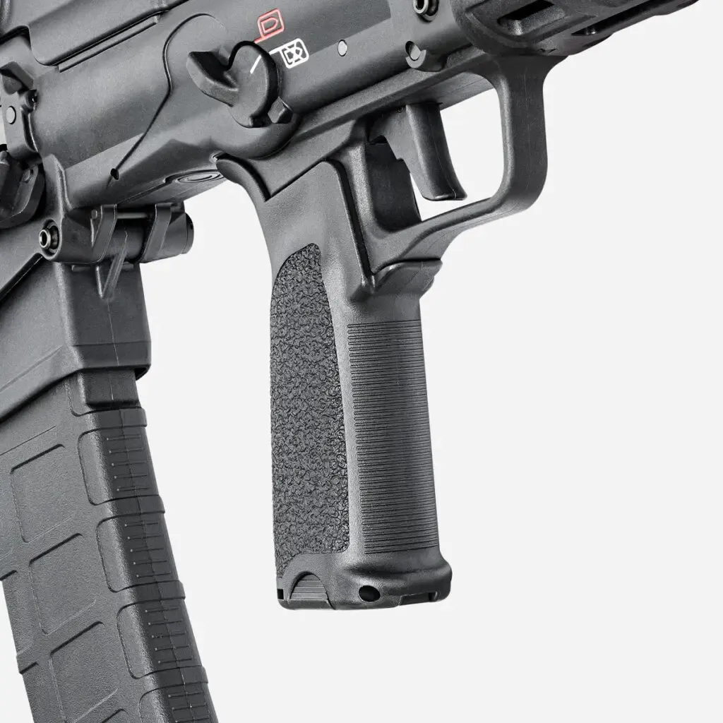 Detalhe da empunhadura e do gatilho de um fuzil Springfield Armory Hellion.