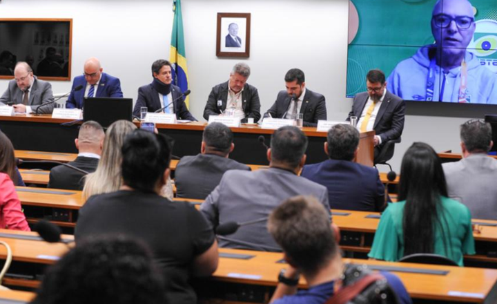 Audiência pública reúne representantes do tiro esportivo e parlamentares.
