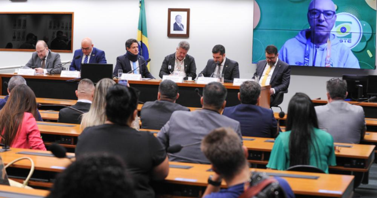 Audiência pública reúne representantes do tiro esportivo e parlamentares.
