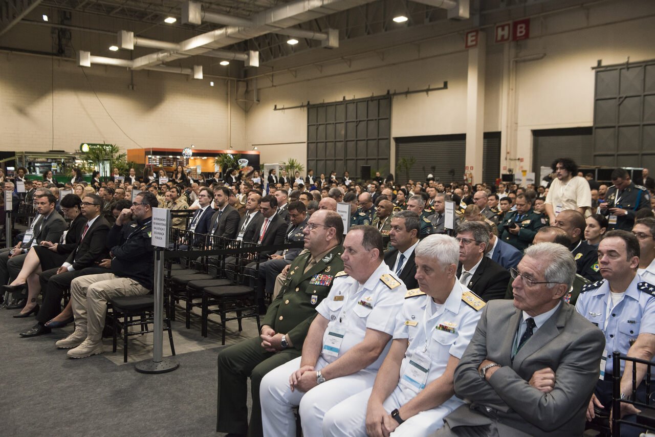 Autoridades civis e militares acompanham cerimônia da LAAD.