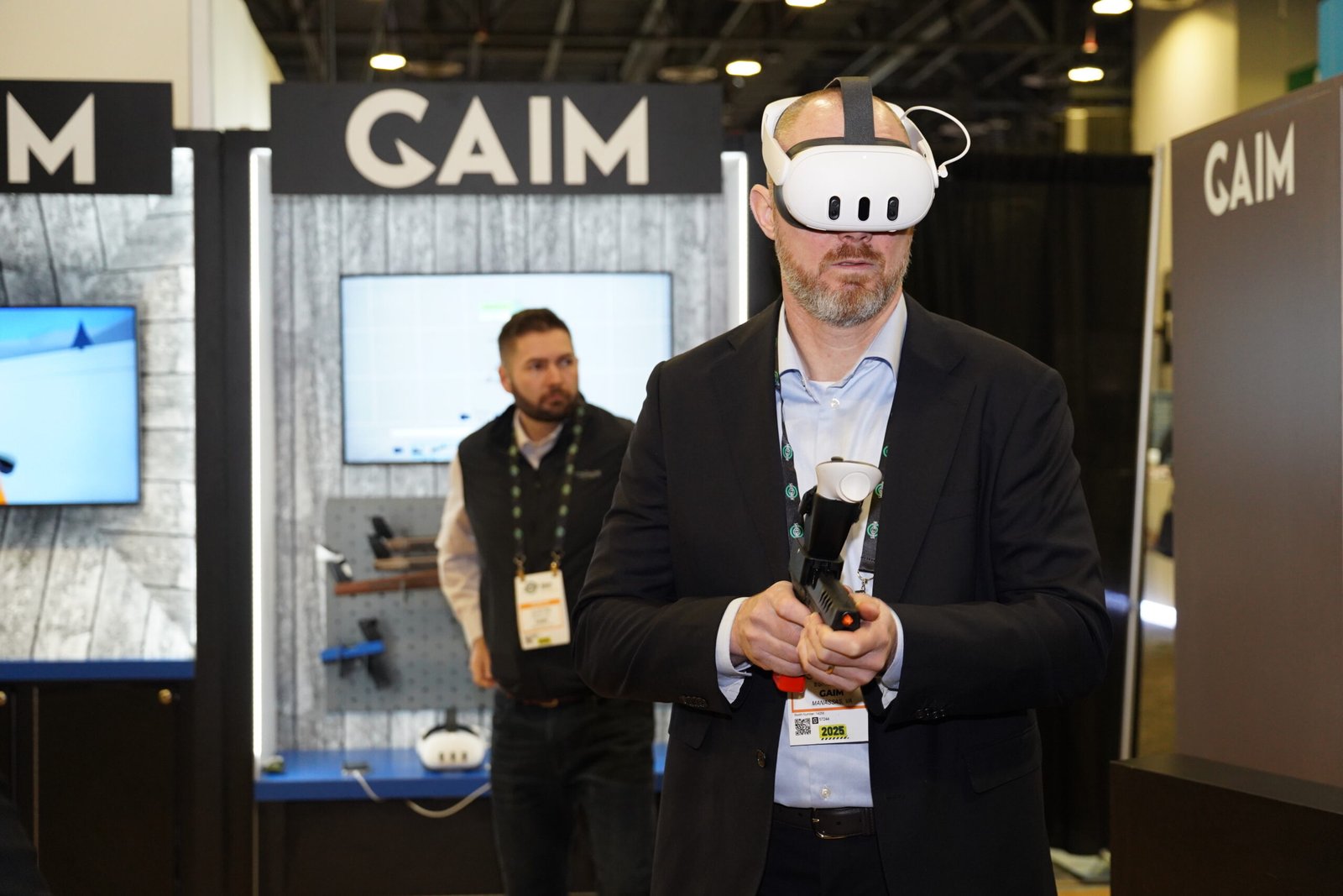 Visitante experimenta óculos de realidade virtual em estande da Shot Show.