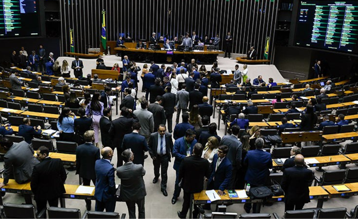 Sessão movimentada no plenário da Câmara dos Deputados.