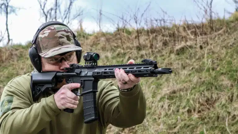 O autor testou o fuzil SAINT Victor de 14 polegadas, calibre 5,56 mm, com sistema de fixação por pino e solda, utilizando a mira óptica Viridian Venta e os carregadores Magpul inclusos.