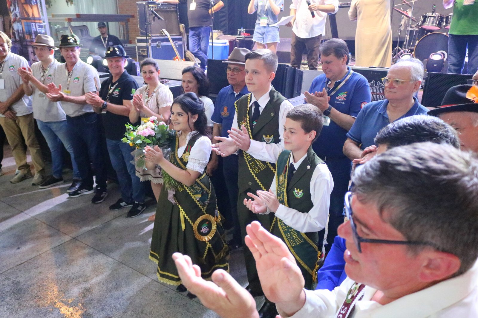 Realeza e representantes da Schützenfest são recebidos e aplaudidos pelo público.