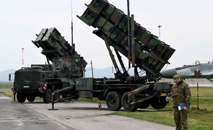 Sistemas de defesa antiaérea Patriot montados em veículos militares.