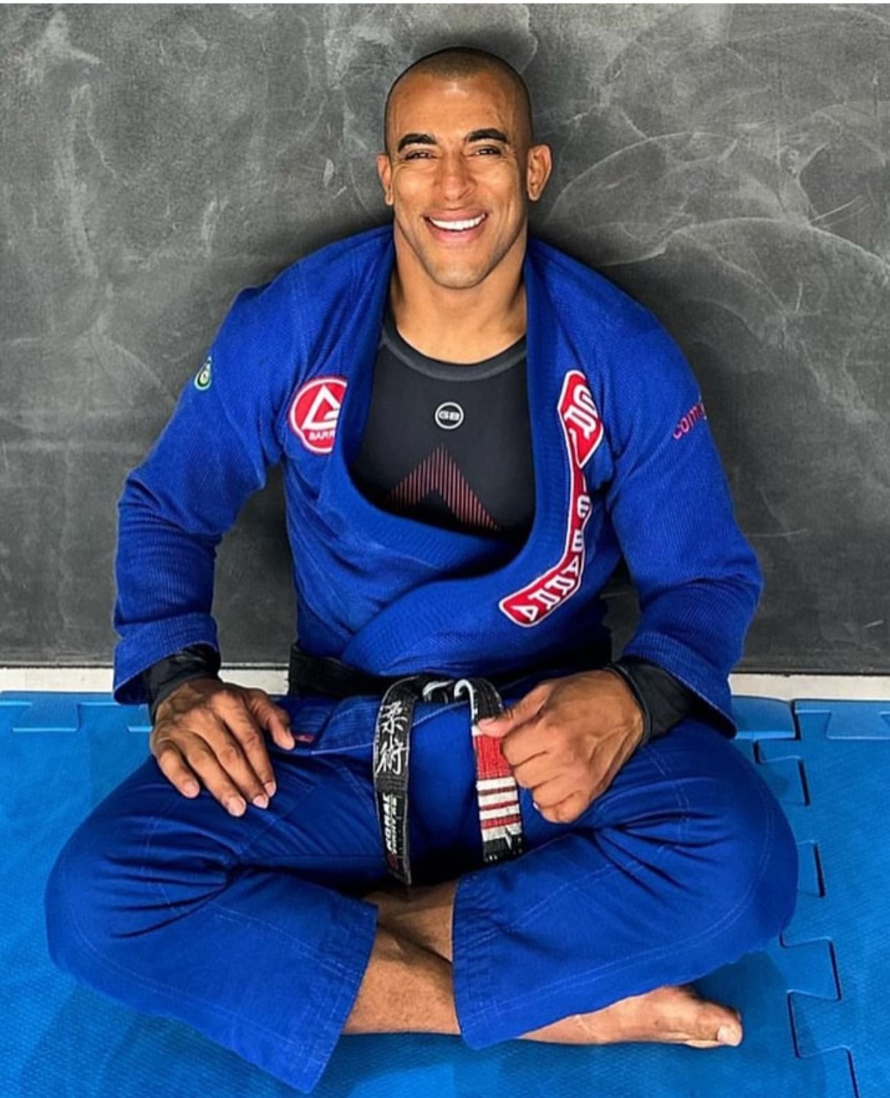 Léo Rocha posa de kimono na academia Gracie Barra.